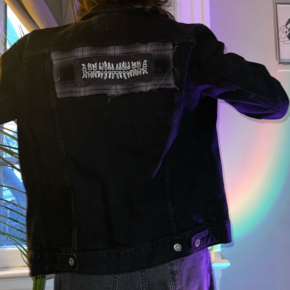 Black denim jacket w/back-patch